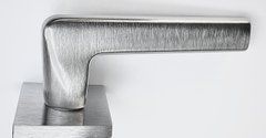 Ручка H1 (RS.B.YALE ROS.QUADRATA "50F") CROMO SATINATO ХРОМ мат